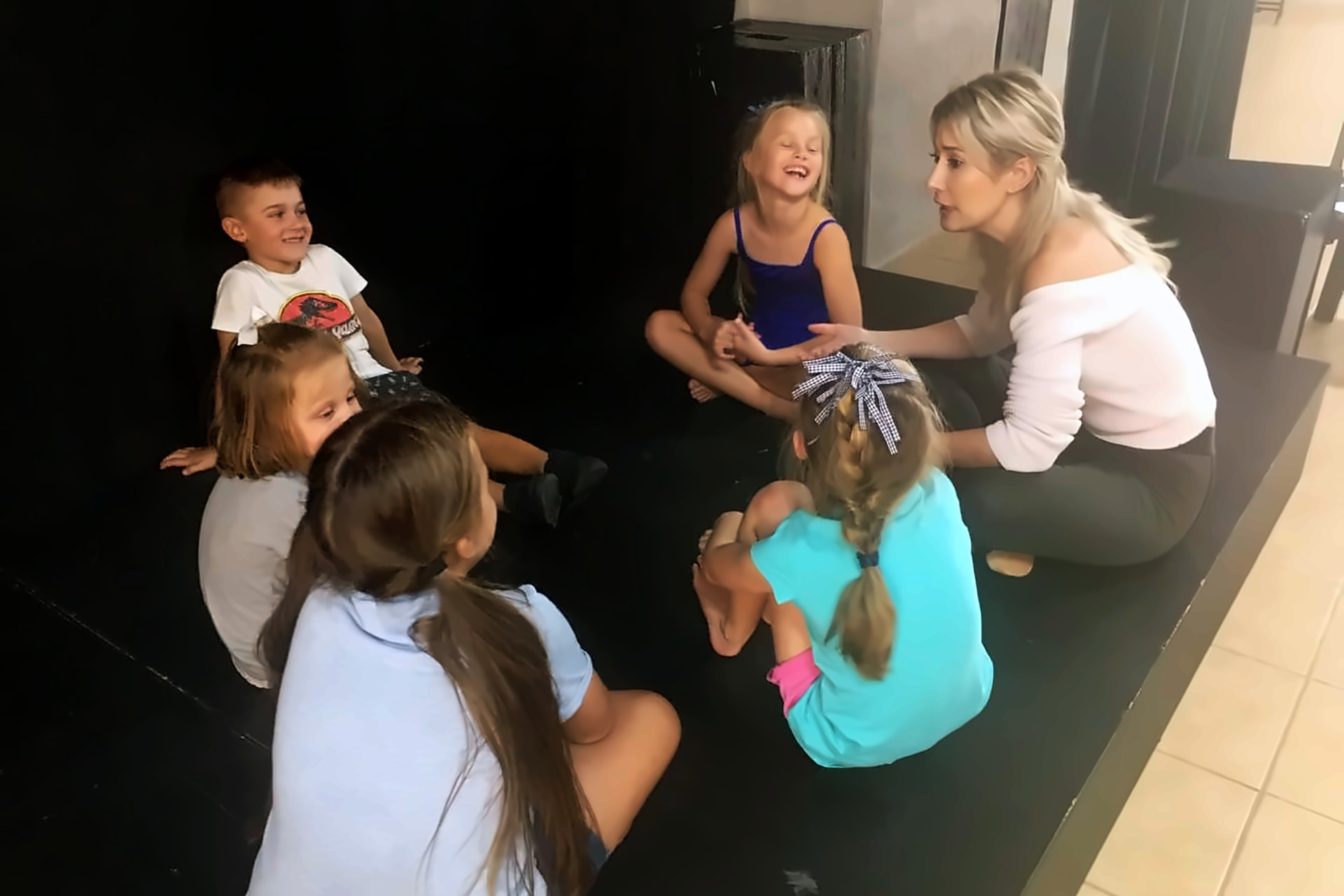 Danielle Steynvaardt telling a story to young TA-DA! Little Performers